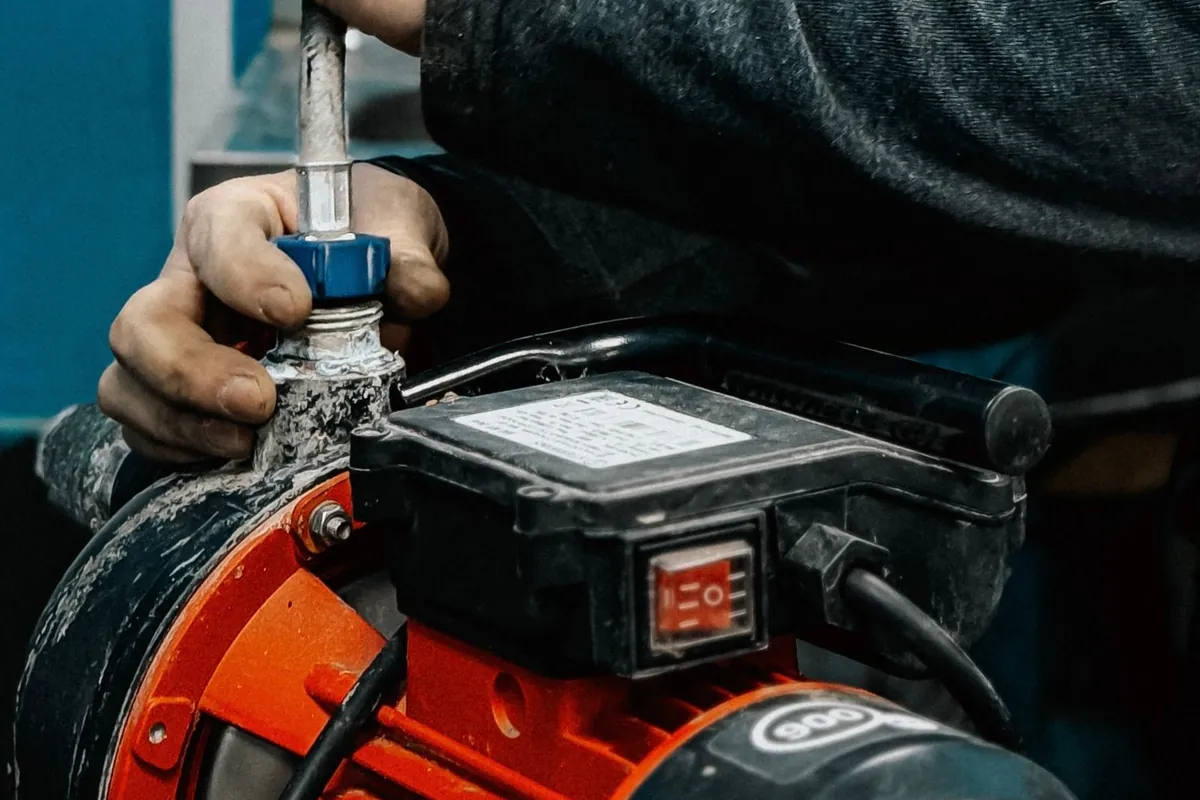 Setting up a water pump during extraction work